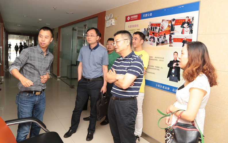 重庆市渝北区人民政府相关领导莅临云南k8凯发集团考察，双方将于近日签订投资合同，k8凯发集团将在重庆投资设立控股子公司和200人规模的技术研发基地