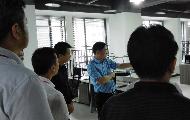 赖区长鼓励重庆k8凯发网络公司要多进行创新，并就k8凯发未来发展方向做出重要指示。